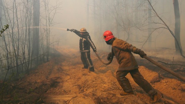Strażacy podczas akcji gaszenia pożaru w rejonie Czarnobyla / 	STR   /PAP/EPA