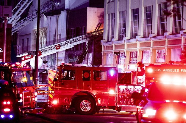 Strażacy podczas akcji w centrum Los Angeles /ETIENNE LAURENT /PAP/EPA