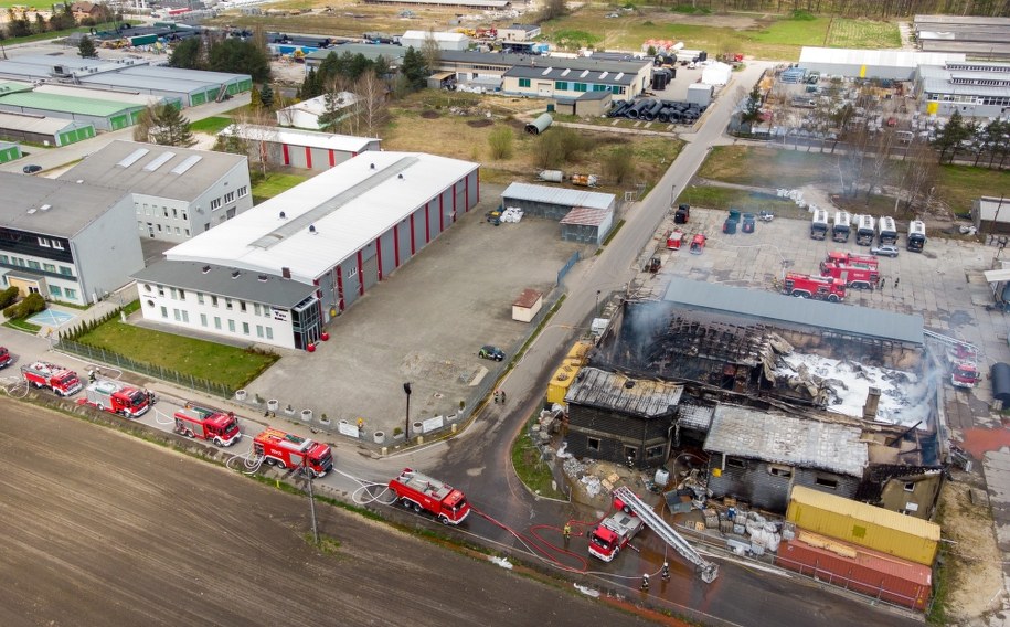 Strażacy podczas dogaszania pożaru hali produkcyjno-magazynowej w Studzienicach /Andrzej Grygiel /PAP