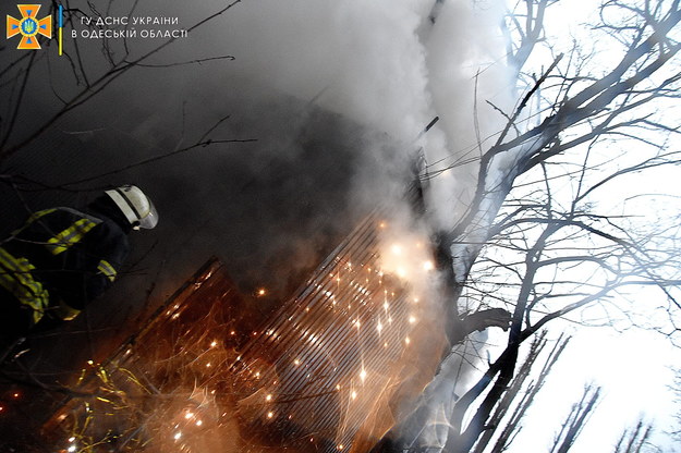 Strażacy podczas gaszenia płonącego budynku w Odessie /DSNS /PAP