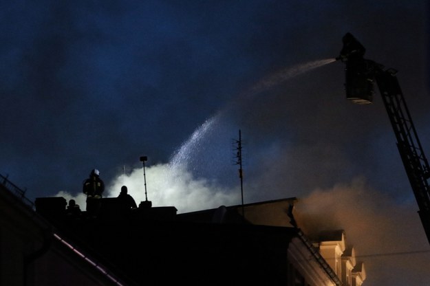Strażacy pracowali na miejscu eksplozji przez całą noc /Krzysztof Świderski /PAP