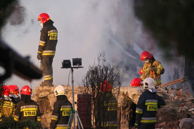 Strażacy pracujący na miejscu wybuchu / 	Andrzej Grygiel    /PAP