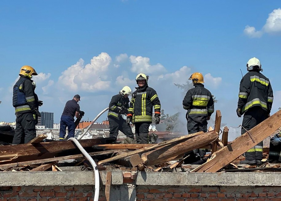 Strażacy pracujący w miejscu ostrzelanym przez Rosjan. /STATE EMERGENCY SERVICE OF UKRAINE HANDOUT /PAP/EPA