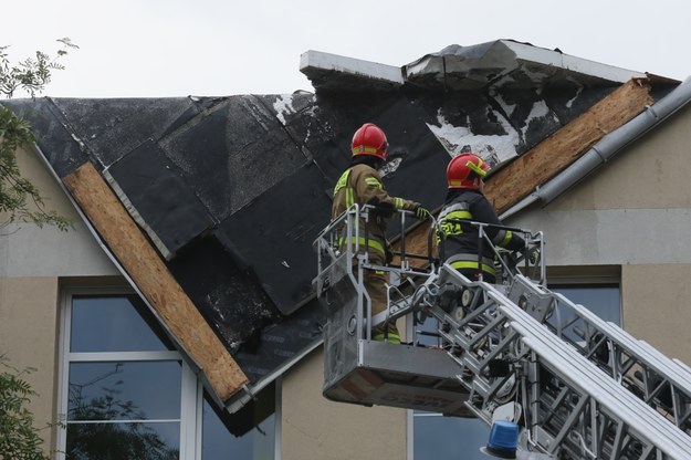 Strażacy próbowali zabezpieczyć uszkodzony dach /Paweł Supernak /PAP