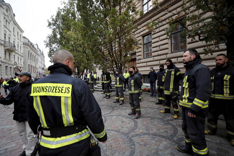 Strażacy protestują przeciwko obowiązkowym szczepieniom przeciw COVID-19 przed budynkiem parlamentu Łotwy /PAP/EPA/TOMS KALNINS /PAP