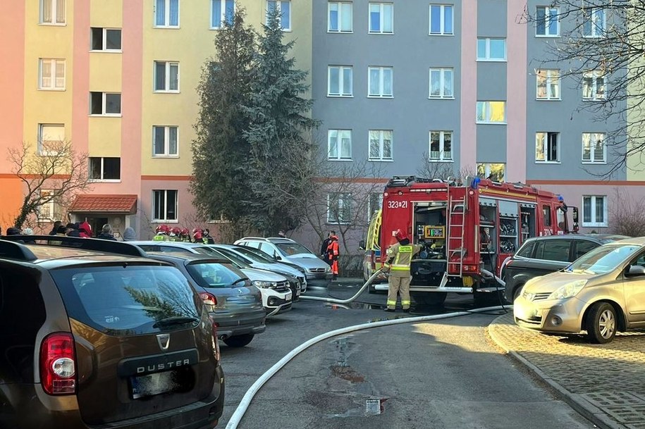 Strażacy przed blokiem, w którym wybuchł pożar /KW PSP Rzeszów /