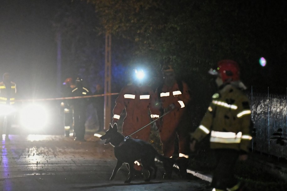 Strażacy przed domem jednorodzinnym we Włodzimierzowie /	Grzegorz Michałowski   /PAP