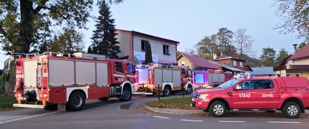 Strażacy przed domem, w którym wybuchł pożar /bryg. Grzegorz Latusek/KM PSP w Przemyślu /