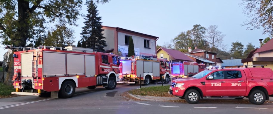 Strażacy przed domem, w którym wybuchł pożar /bryg. Grzegorz Latusek/KM PSP w Przemyślu /