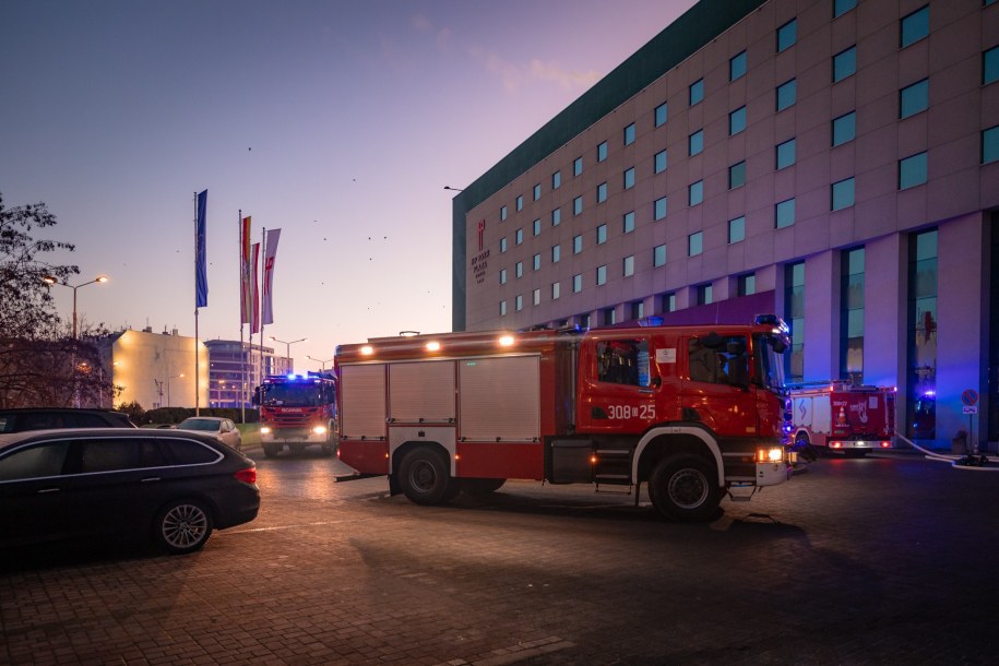 Strażacy przed hotelem /Biuro Prasowe Urzędu Miejskiego Wrocławia / Bartosz Mokrzycki /