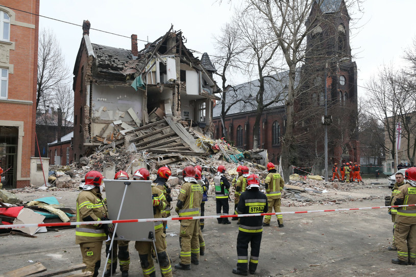 Strażacy przed zawalony budynkiem plebani /Arkadiusz Gola /East News