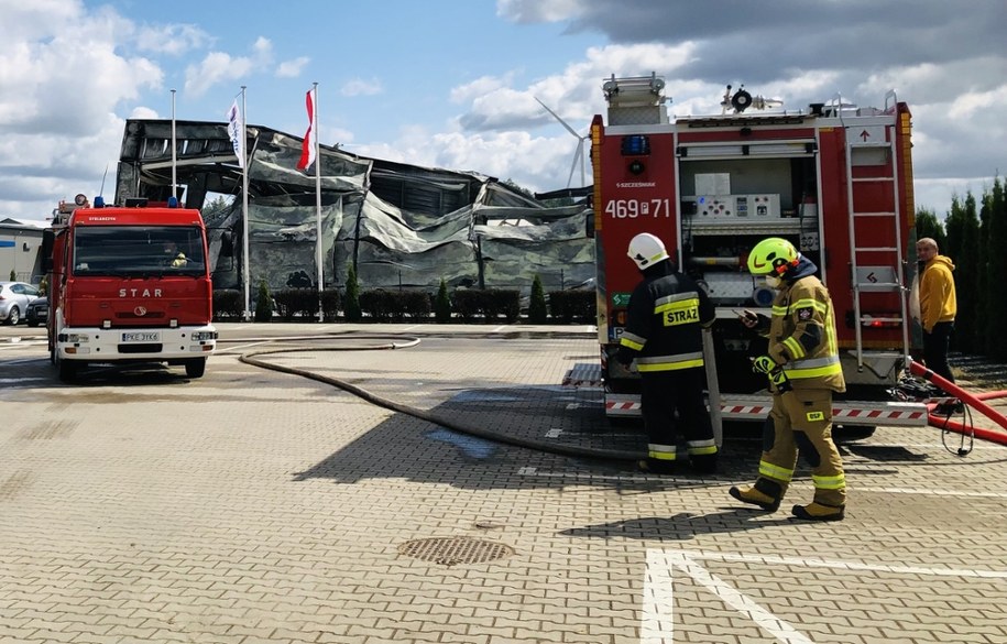 Strażacy przy spalonej hali /Agnieszka Wyderka /RMF FM