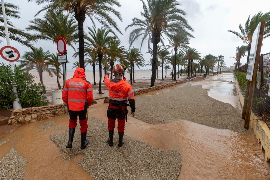 Strażacy przy zamkniętym kampingu La Manga w Murcji /MARCIAL GUILLEN /PAP/EPA