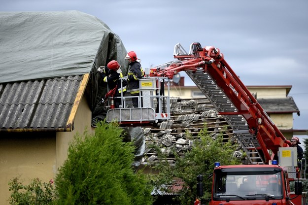 Strażacy przykrywają jeden z domów uszkodzony po nocnej nawałnicy w Kraczkowej w powiecie łańcuckim /Darek Delmanowicz /PAP