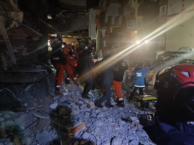 Strażacy ratownicy grupy HUSAR walczą o życie ofiar trzęsienia ziemi w Turcji (źródło: Twitter; @ABartkowiak_PSP) /Państwowa Straż Pożarna