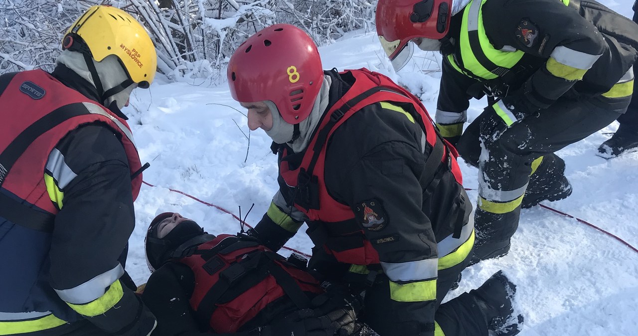 Strażacy ratują człowieka, który wpadł pod lód