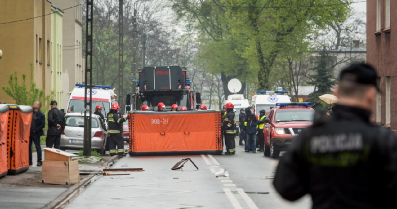 Strażacy rozkładają skokochrony przed kamienicą desperata z Bydgoszczy