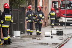 Strażacy rozkładają skokochrony przed kamienicą desperata z Bydgoszczy