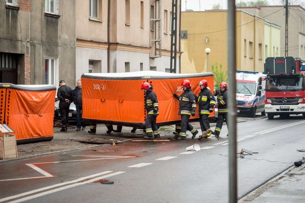 Strażacy rozkładają skokochrony przed kamienicą przy ul. Stromej w Bydgoszczy /Tytus Żmijewski /PAP