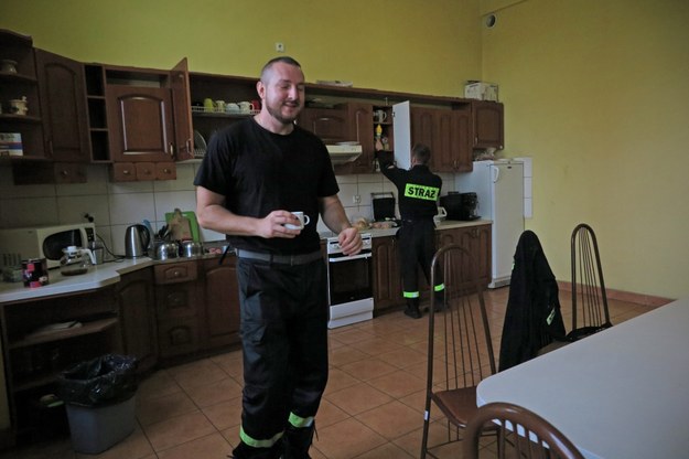 Strażacy sami przygotowują sobie posiłki. /Aneta Łuczkowska /RMF FM