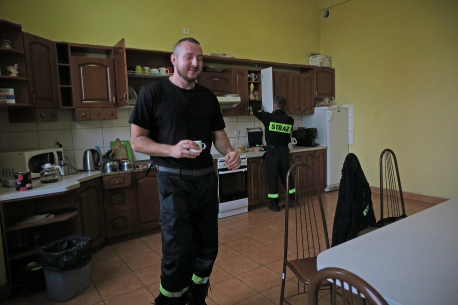 Strażacy sami przygotowują sobie posiłki. /Aneta Łuczkowska /RMF FM