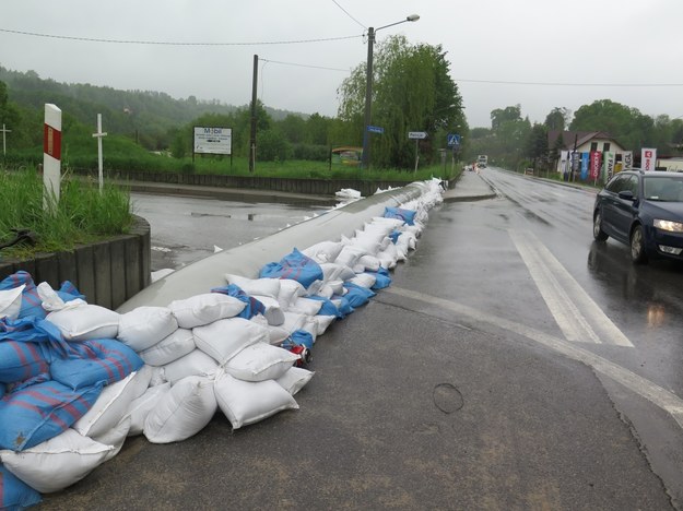 Strażacy starają się nie dopuścić do przelania rzeki Białej przez drogę w Ciężkowicach. /Maciej Pałahicki /RMF FM