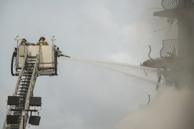 Strażacy starają się ugasić pożar w ruinach apartamentowca /CRISTOBAL HERRERA-ULASHKEVICH /PAP/EPA