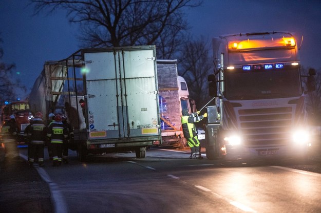 Strażacy stawiają na koła ciężarówkę, przewróconą przez wiatr na drodze nr 395 Wrocław-Strzelin w Turowie /Maciej Kulczyński /PAP