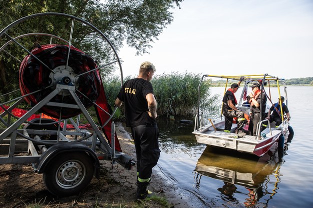 Strażacy stawiają zaporę elastyczną mającą za zadanie wyłapywanie śniętych ryb na Odrze /Jerzy Muszyński /PAP