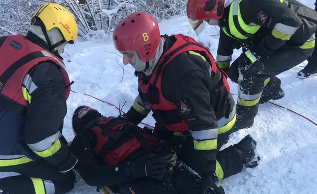 Strażacy uczą, jak uratować osobę, która wpadła pod lód