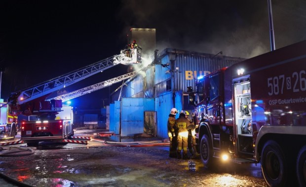 Strażacy ugasili pożar hali produkcyjno-magazynowej w Rybniku