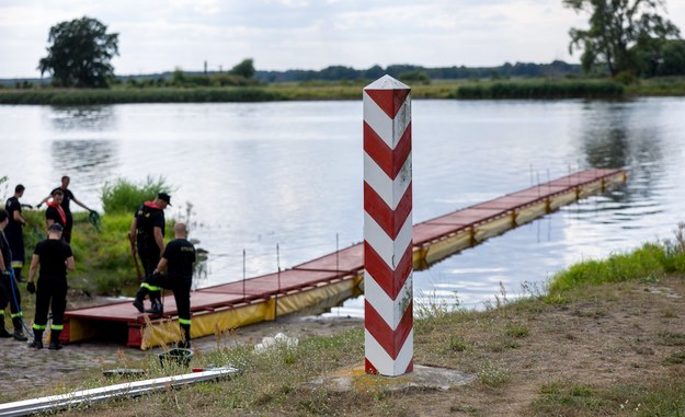 Strażacy ustawiają specjalną zaporę, której zadaniem będzie zatrzymywanie śniętych ryb płynących z nurtem Odry / 	Marcin Bielecki    /PAP