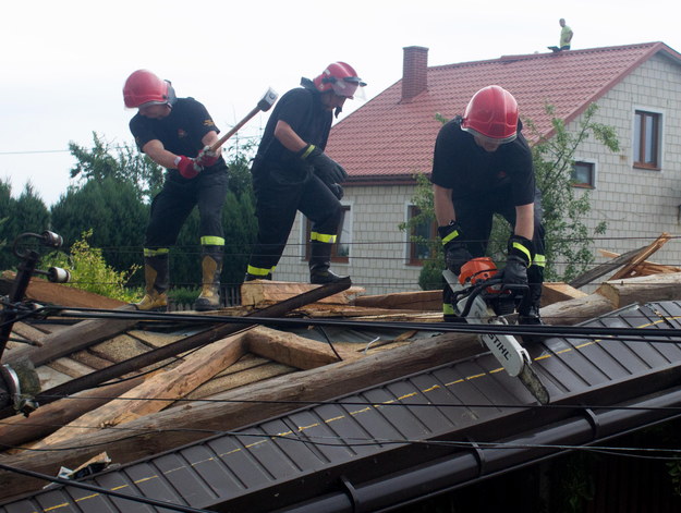 Strażacy usuwają skutki gwałtownej burzy /Michał Walczak /PAP