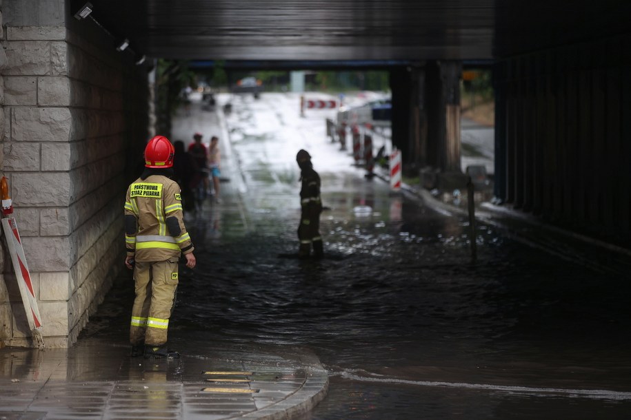 Strażacy usuwają skutki zalania tunelu przy ulicy Prądnickiej w Krakowie, po gwałtownej burzy, która przeszła nad miastem //Łukasz Gągulski /PAP