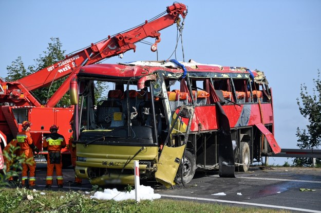 Strażacy usuwają wrak ukraińskiego autokaru /Darek Delmanowicz /PAP