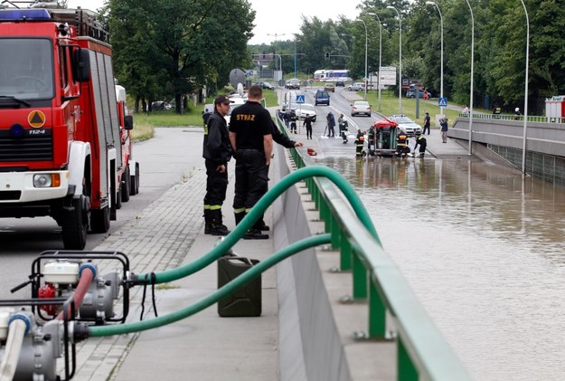 Strażacy usuwali wodę z zalanych ulic /Andrzej Grygiel /PAP/EPA