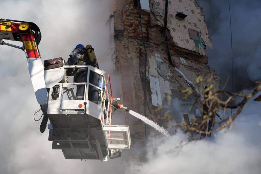 Strażacy w akcji o ataku dronów na Kijów /foto: State Emergency Service of Ukraine /PAP/EPA