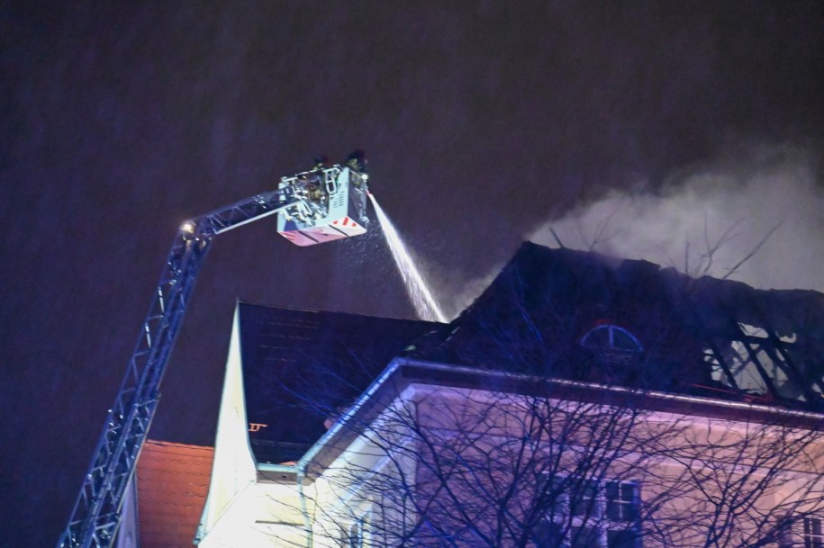 Strażacy w czasie akcji gaśniczej /	Marcin Bielecki   /PAP