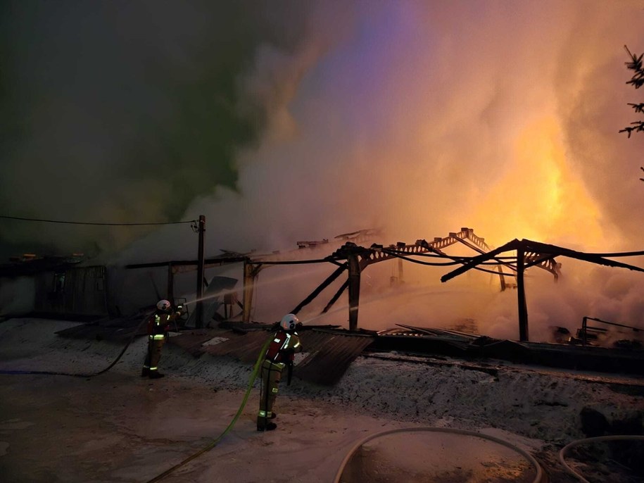 Strażacy w czasie akcji gaśniczej /KP PSP Nowy Dwór Mazowiecki /