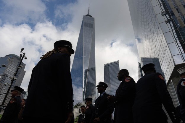 Strażacy w czasie uroczystości rocznicowych w Nowym Jorku /ADAM GRAY /PAP/EPA