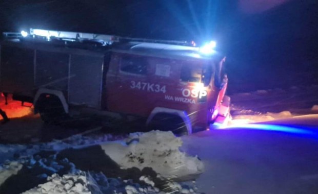Strażacy w drodze na ratunek utknęli w zaspie. Nie zdążyli pomóc 70-latce
