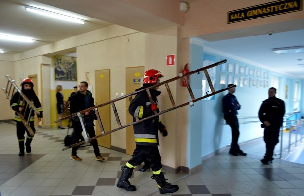 Strażacy w ewakuowanej szkole podstawowej nr 9 w Mielcu /Darek Delmanowicz /PAP