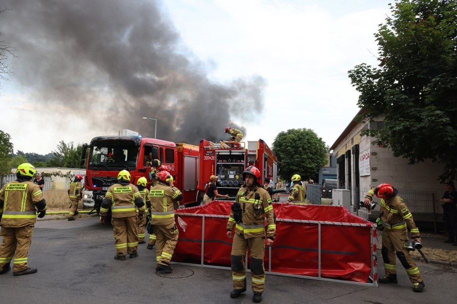 Strażacy w miejscu pożaru hali magazynowej hurtowni w Kędzierzynie-Koźlu /Krzysztof Świderski /PAP
