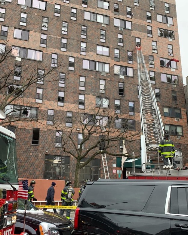 Strażacy w trakcje akcji ratunkowej /FDNY / HANDOUT HANDOUT /PAP/EPA