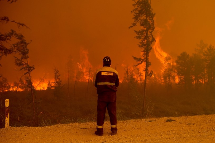 Strażacy walczą tylko z ogniem, który zagraża ludziom /Bauer /Associated Press/East News
