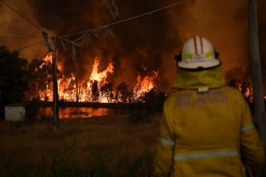 Strażacy walczą z niekontrolowanymi pożarami w Australii /Dan Himbrechts /PAP/EPA