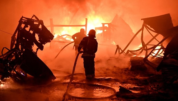 Strażacy walczą z ogniem po powietrznym ataku na Charków /SERGEY BOBOK/AFP /East News
