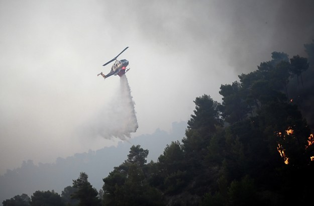Strażacy walczą z pożarami w Grecji /GIOTA LOTSARI /PAP/EPA