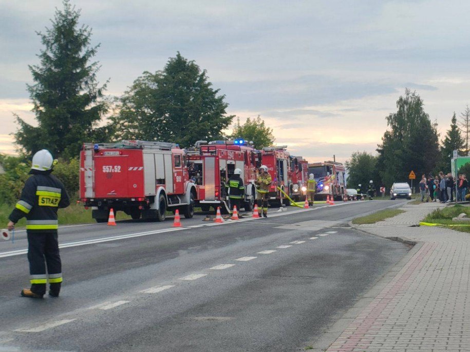 Strażacy walczą z pożarem poddasza w Barwałdzie Średnim w pow. wadowickim /Gorąca Linia RMF FM