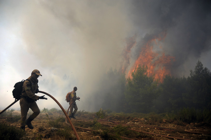 Strażacy walczą z trzema dużymi pożarami w Grecji /Michalis KARAGIANNIS /AFP